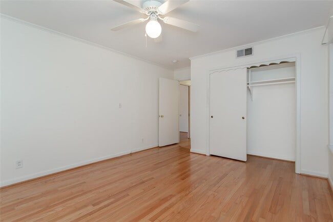 Building Photo - 6525 E Mockingbird Ln