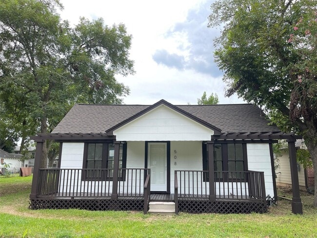 Primary Photo - 508 Davis St