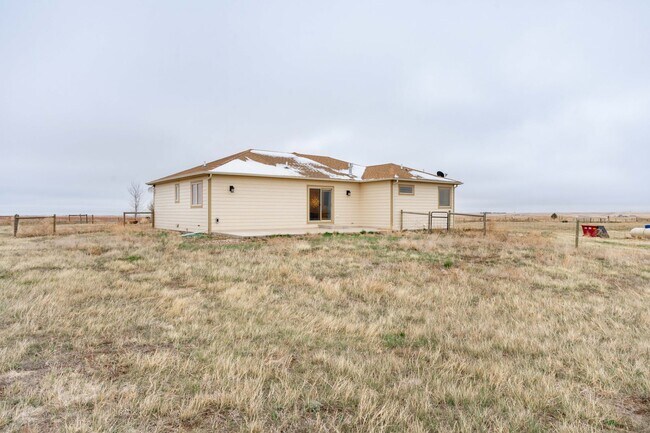 Building Photo - Great 3-Bedroom 2-Bathroom Home with Space in Cheyenne