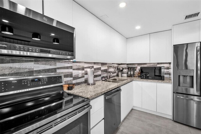 Building Photo - 780 NE 69th St