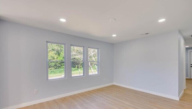 Building Photo - Stunningly Renovated 3BD/1BA Single Family Home in Newton, NC!