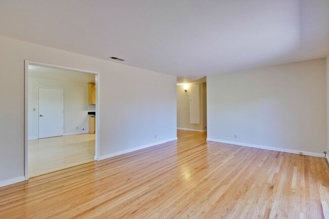 Building Photo - Beautiful Birdland Home on Quiet Cul-de-Sa...