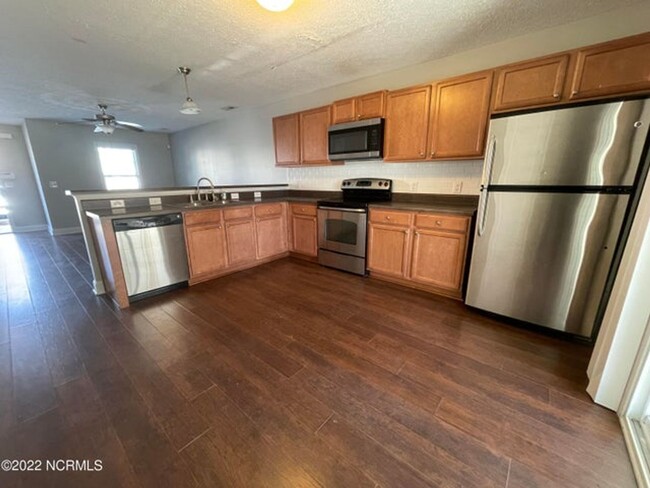 Building Photo - Carolina Plantations Townhouse!