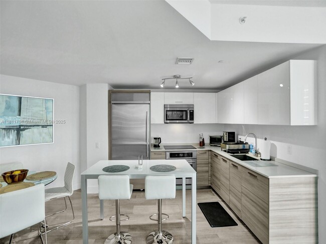 Building Photo - 1300 Brickell Bay Dr