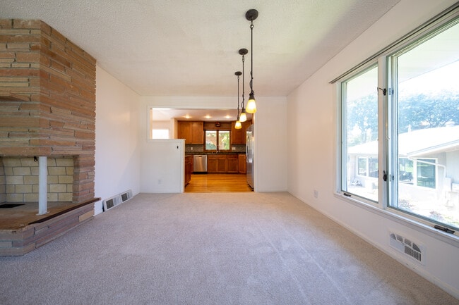 Building Photo - 6624 Southcrest Dr