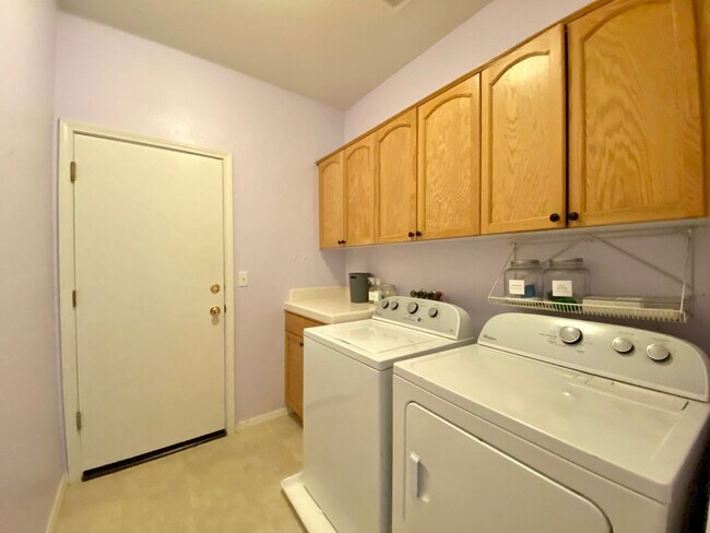 Building Photo - $2,450 Beautiful 3 Bedroom Home In  The Qu...