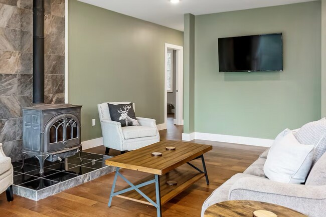 Building Photo - 4 Bedroom in Waterbury, VT Available NOW (Furnished + Utilities included)