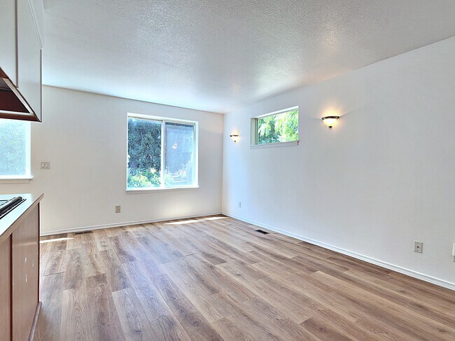 Building Photo - 8807 N Tyndall Ave