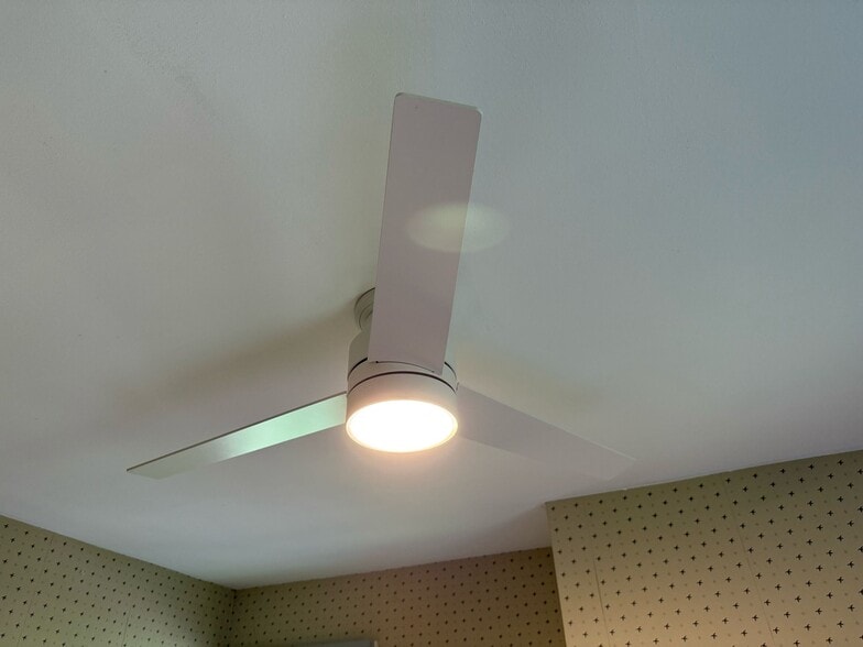 Ceiling fan with remote control - 2402 Delgado Dr