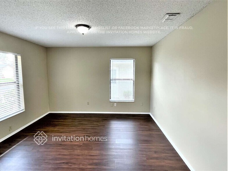 Building Photo - 512 W Springtree Way