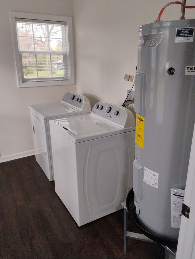 Building Photo - 204 W Park Ave