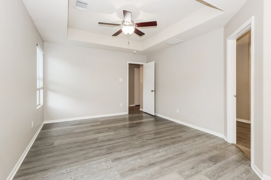 Building Photo - 18407 Knob Hill Lake Ln