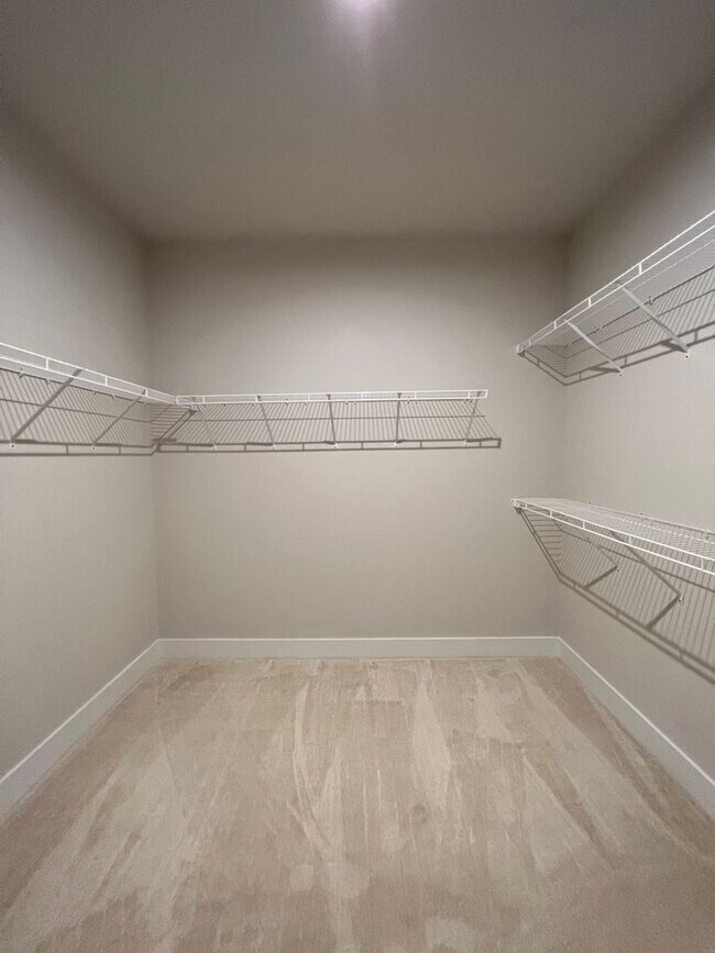 Building Photo - Gorgeous 3BD/2.5BA Waterfront Townhome!