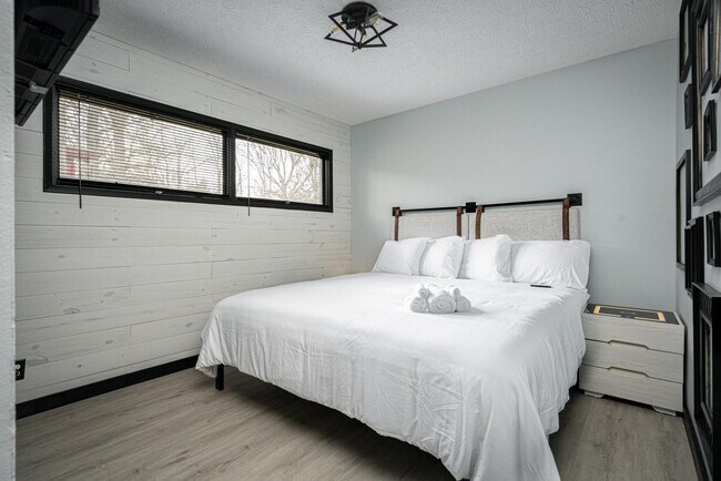 Building Photo - 5850 Devington Cir