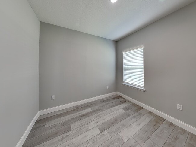 Building Photo - 2555 W Royal Palm Dr