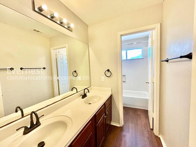 Building Photo - 5 Bed/3.5 Bath Home with Fenced Yard & Garage / Pet-Friendly / Vouchers Accepted