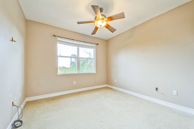 Building Photo - 1408 3rd St Cir E