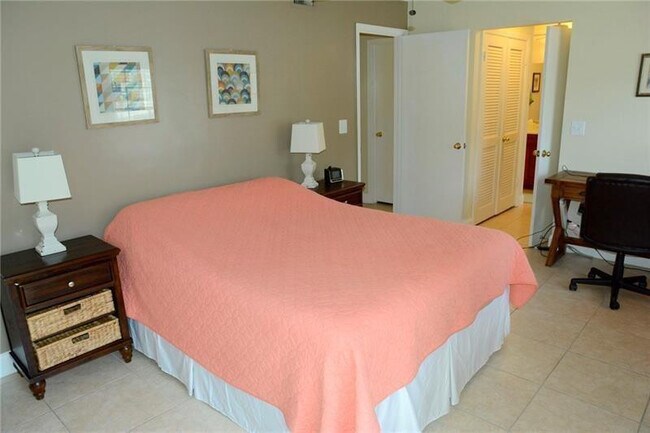 Building Photo - 6499 Bay Club Dr