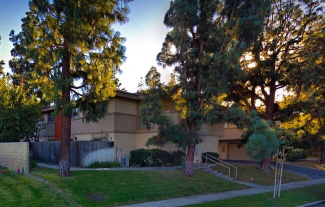 Building Photo - LAKEVIEW MANOR