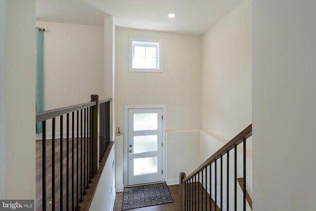 Building Photo - 3 E Hartwick Dr