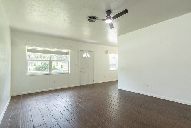 Building Photo - 106 N Kentucky Ave