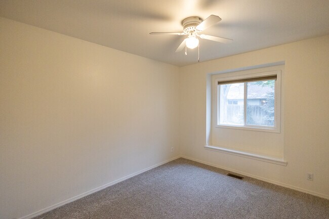 Building Photo - 164 S Silverwood Way