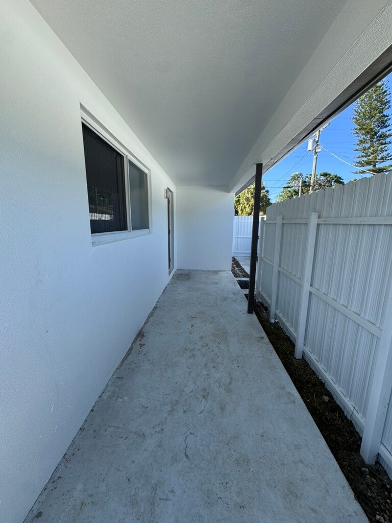 Private side porch. - 2415 Thomas St