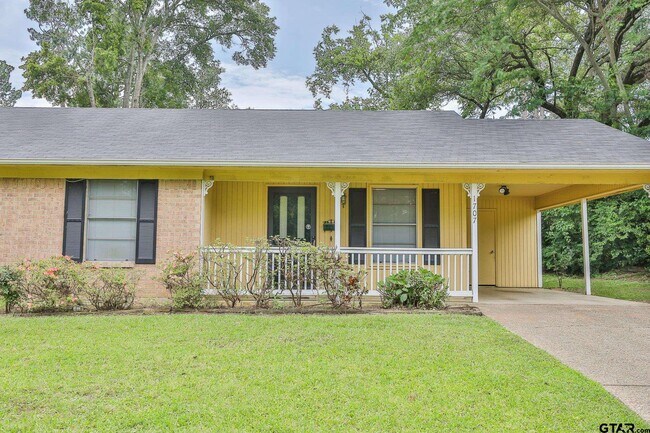 Building Photo - 1707 Sampson Dr