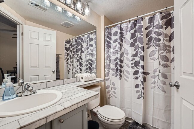 Building Photo - 2 BDR Near Boulder Country Club