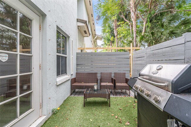 Building Photo - 422 NE 1st Ave