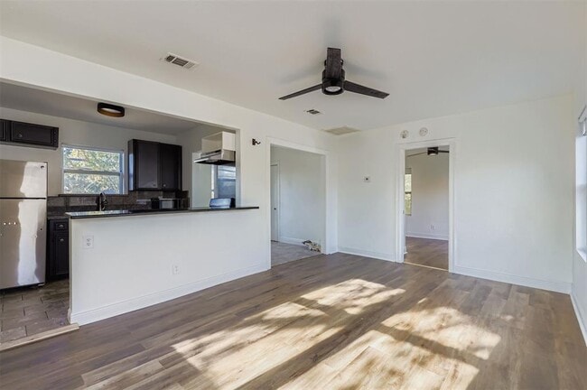 Building Photo - 1013 E 3rd St