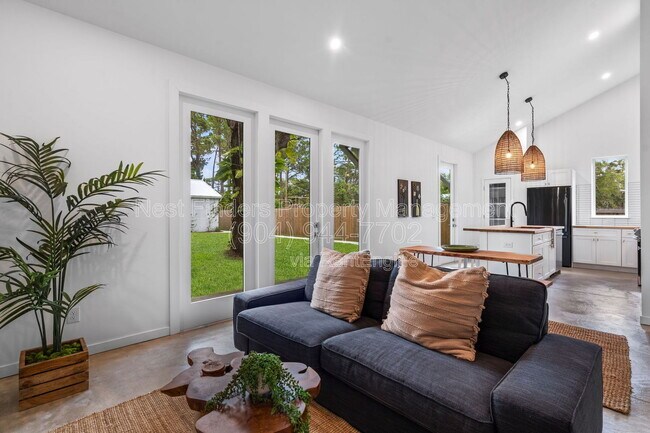 Building Photo - 581 Hazel St