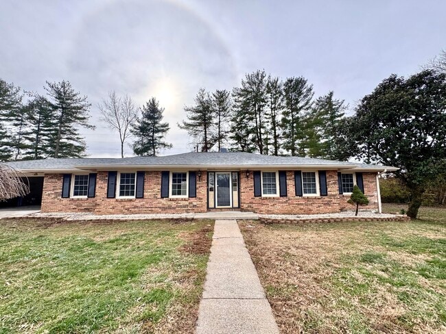 Building Photo - 303 Robin Dr