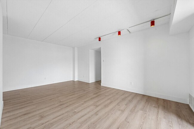 Building Photo - Recently Renovated 2BR Condo in Sought-After Goshen Valley