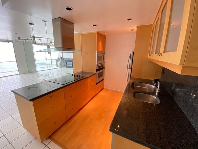 Building Photo - Upper 1+1