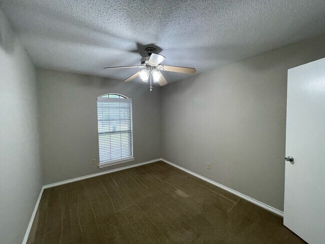 Building Photo - 6109 Kingswood Dr