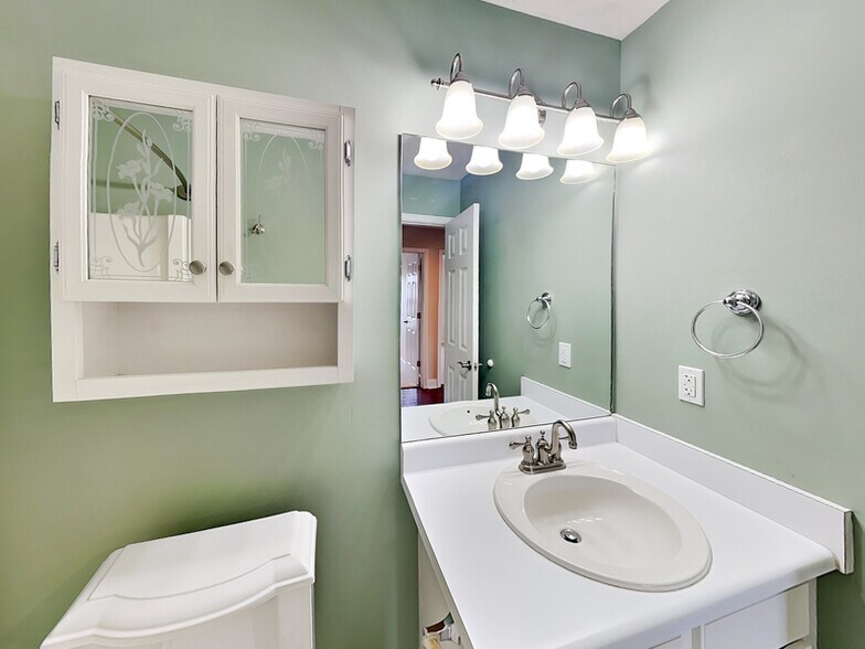 Building Photo - 17 Derby Way NE