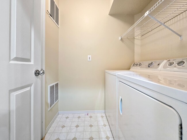 Building Photo - Spacious 3-Bed, 3-Bath Home with Lower Level Bedrooms, Patio, and Garage Near Factoria Mall & Dow...