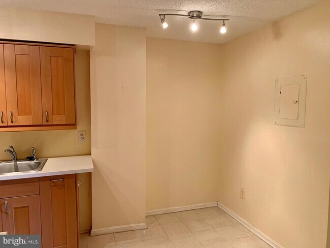 Building Photo - 7401 Westlake Terrace