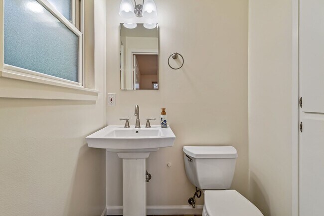 Building Photo - 6 Bedroom Home minutes from Saltwater Park...