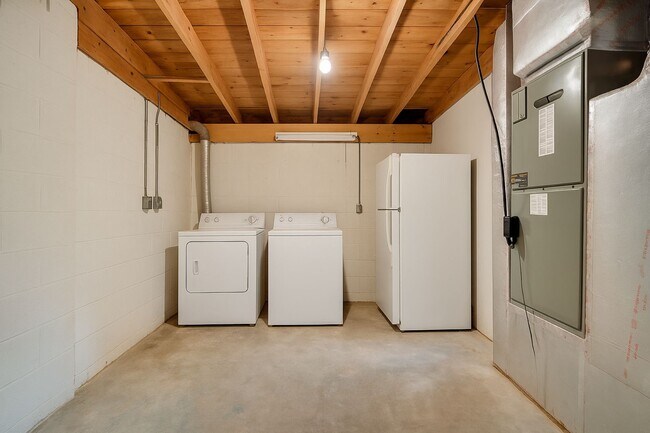 Building Photo - 7407 Duke Dr