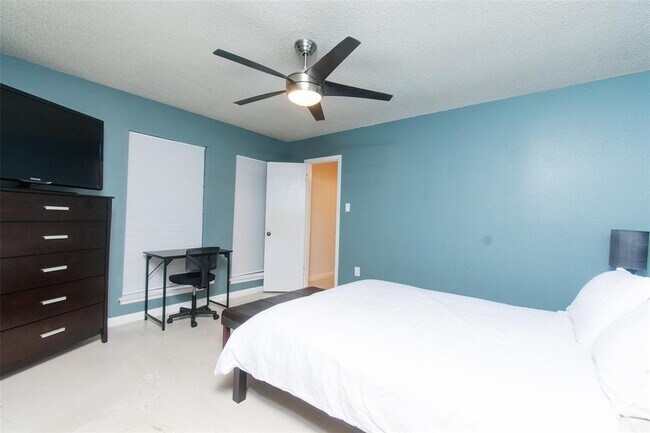 Building Photo - 2524 Berkett Dr