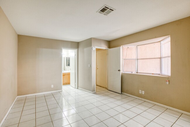 Building Photo - 1 Bed / 1 Bath Comfortable Townhome in Las...