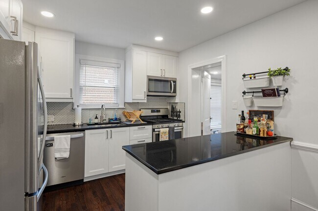 Building Photo - Beautiful 4 Bedroom Home off Of Cutshaw Ave! ***Available Early August 2026***