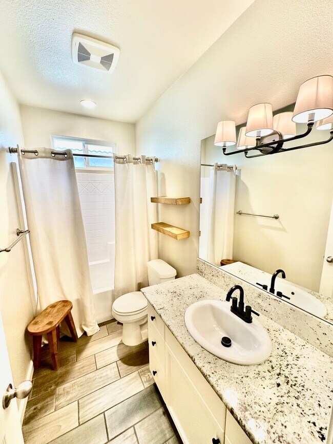 Building Photo - North Clovis 3/3 with Bonus Room and Pool