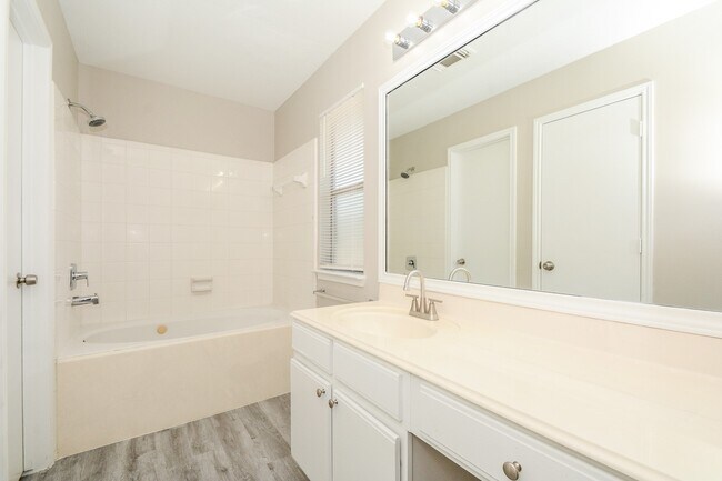 Building Photo - 8826 Pecan Pl Dr