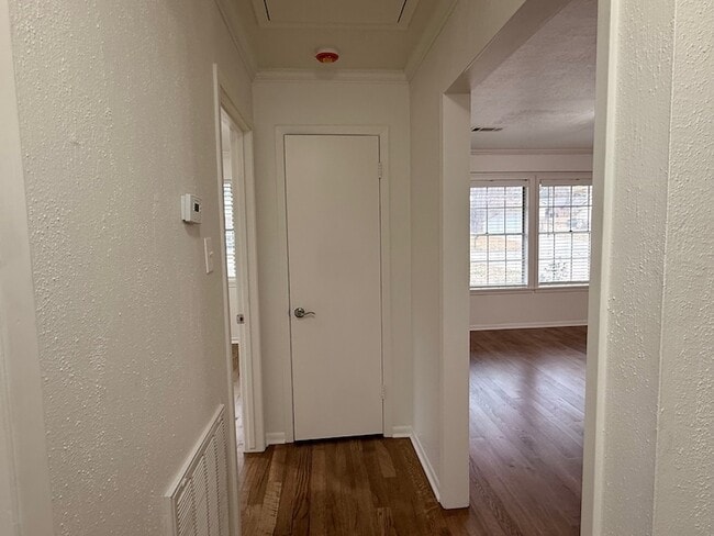 Building Photo - 204 Meadow Ln