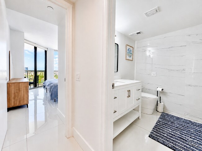 Building Photo - 3640 Yacht Club Dr