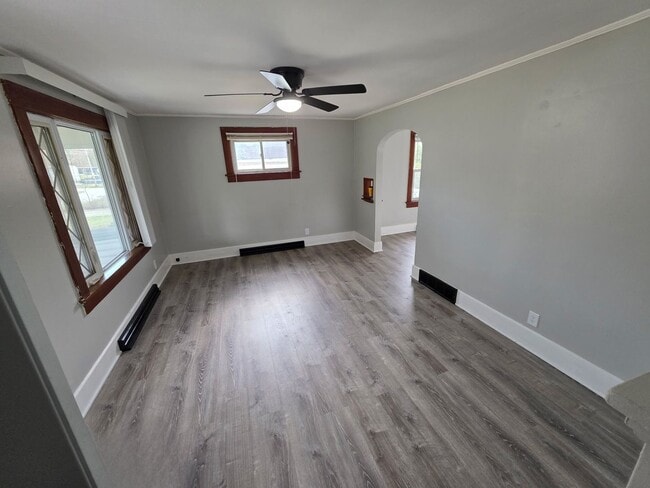 Building Photo - Recently Updated 2 Bedroom House Ready for Move In!