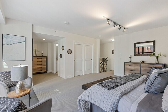 Building Photo - South Beach: Unfurnished 2-Story Condo nea...